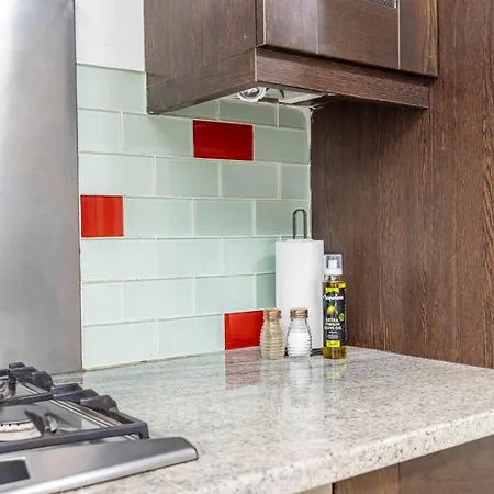 Charming 3-bed Townhouse In Vibrant Holiday home *