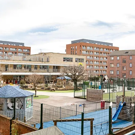 Modern 2br Wpatio & Free Parking, Canning Town Apartment *