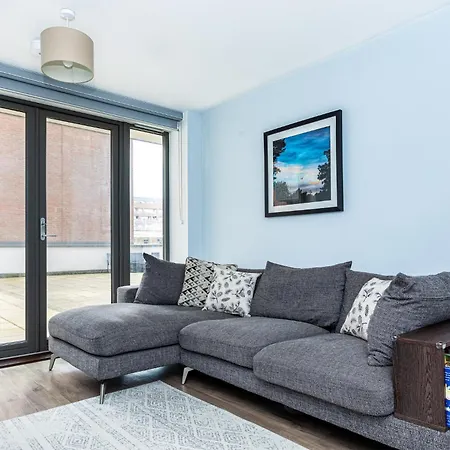 Modern 2br Wpatio & Free Parking, Canning Town *