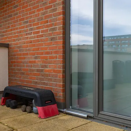 Modern 2br Wpatio & Free Parking, Canning Town Apartment