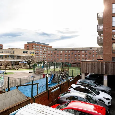Apartment Modern 2br Wpatio & Free Parking, Canning Town *