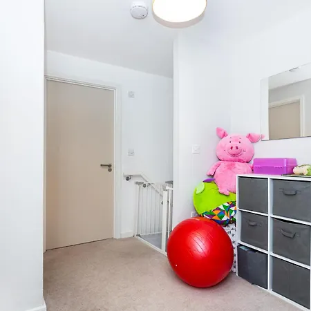 Modern 2br Wpatio & Free Parking, Canning Town *