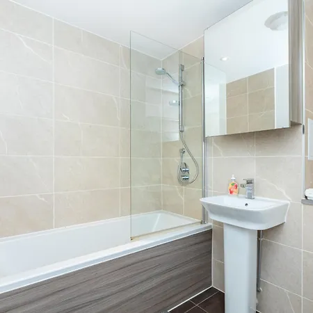 Modern 2br Wpatio & Free Parking, Canning Town