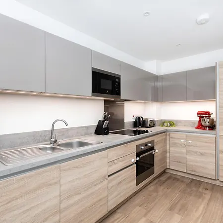 Apartment Modern 2br Wpatio & Free Parking, Canning Town London