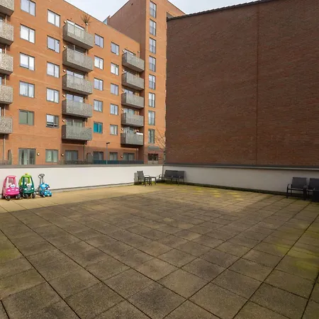 Modern 2br Wpatio & Free Parking, Canning Town Apartment London