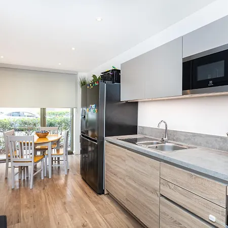 Modern 2br Wpatio & Free Parking, Canning Town Apartment