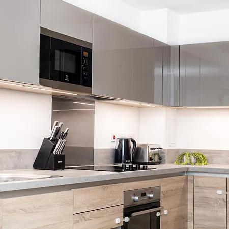 Modern 2br Wpatio & Free Parking, Canning Town