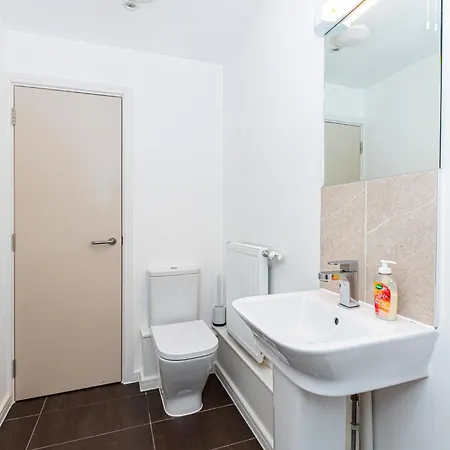 Modern 2br Wpatio & Free Parking, Canning Town * London
