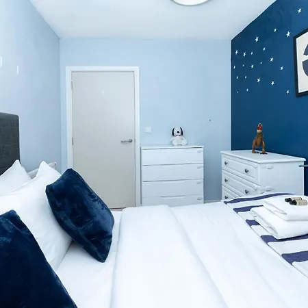 Modern 2br Wpatio & Free Parking, Canning Town Apartment