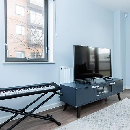Modern 2br Wpatio & Free Parking, Canning Town *