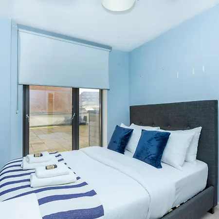 Modern 2br Wpatio & Free Parking, Canning Town Apartment London