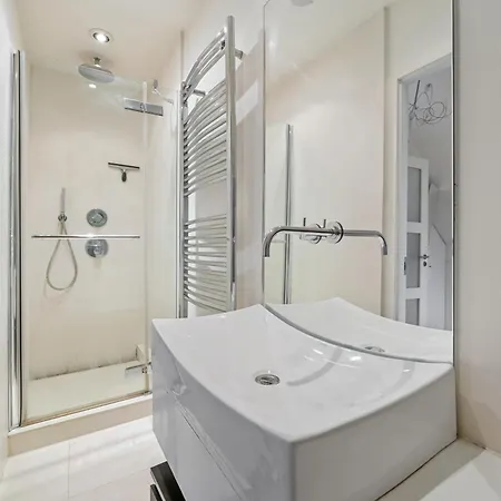 Apartment Glamorous 2br House, Outdoor Space & Free Parking London