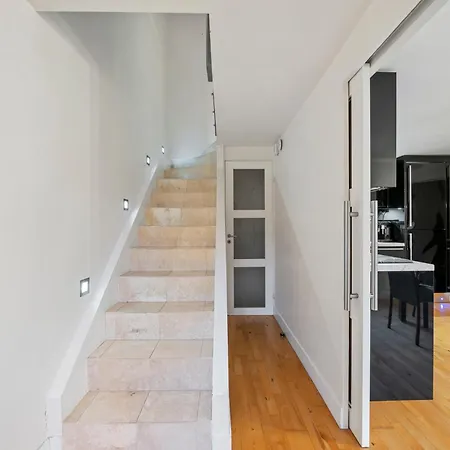 Apartment Glamorous 2br House, Outdoor Space & Free Parking *
