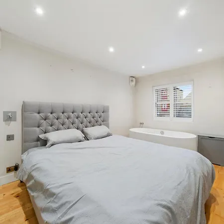 Apartment Glamorous 2br House, Outdoor Space & Free Parking