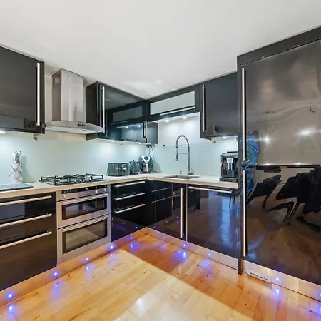 Glamorous 2br House, Outdoor Space & Free Parking * London