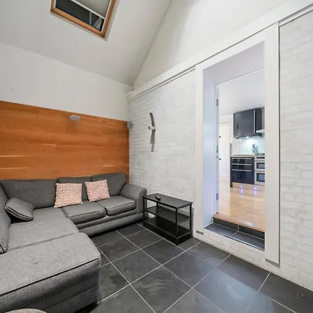 Apartment Glamorous 2br House, Outdoor Space & Free Parking