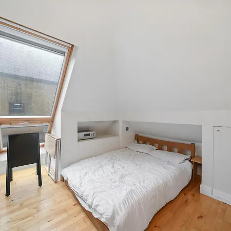 Apartment Glamorous 2br House, Outdoor Space & Free Parking *