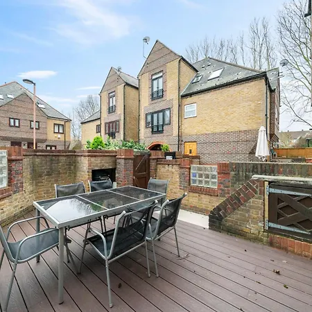 Glamorous 2br House, Outdoor Space & Free Parking