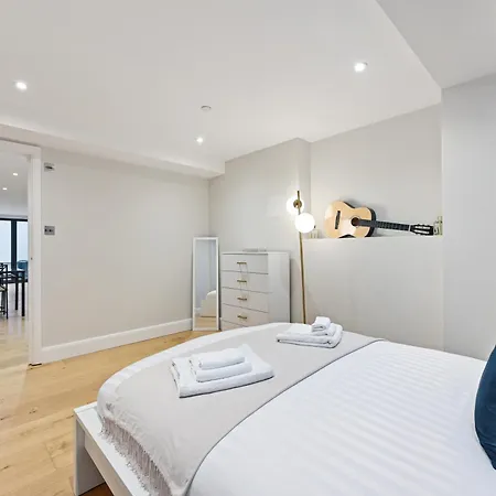 Stunning 2 Bed Basement Flat In Hammersmith *