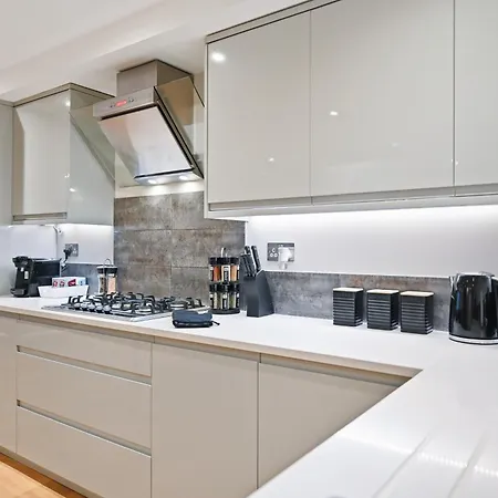Stunning 2 Bed Basement Flat In Hammersmith
