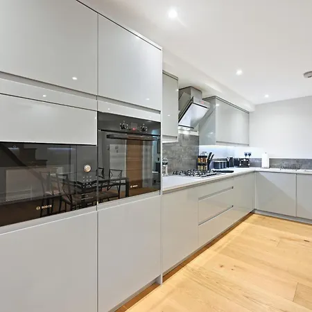 Stunning 2 Bed Basement Flat In Hammersmith Apartment