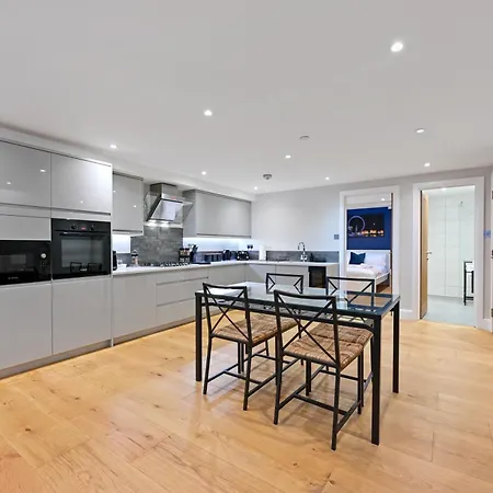 Stunning 2 Bed Basement Flat In Hammersmith *