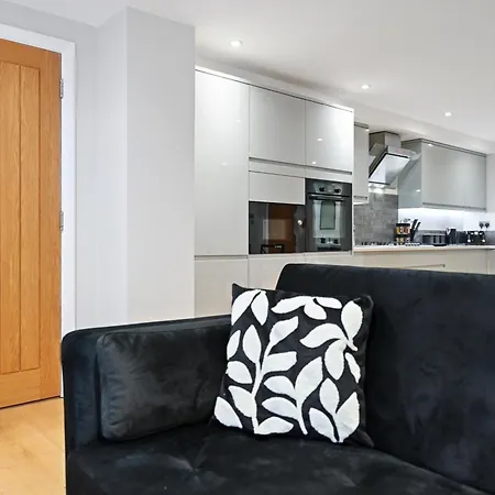 Stunning 2 Bed Basement Flat In Hammersmith * London