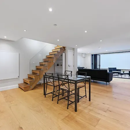 Stunning 2 Bed Basement Flat In Hammersmith London