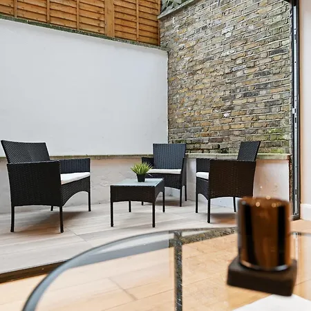 Stunning 2 Bed Basement Flat In Hammersmith