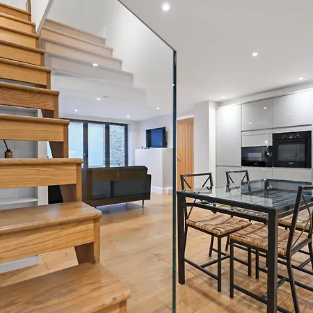 Stunning 2 Bed Basement Flat In Hammersmith London