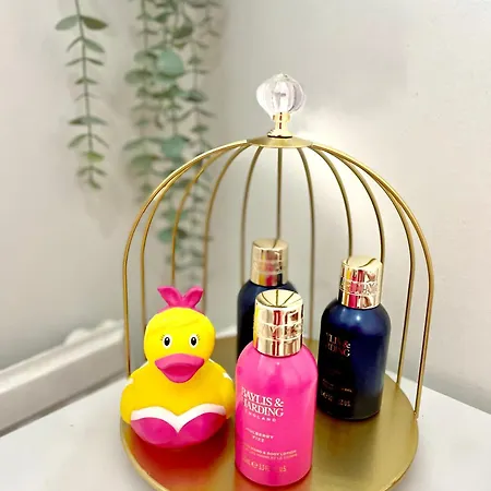 Apartment Stylish Pink Oasis In Wimbledon *