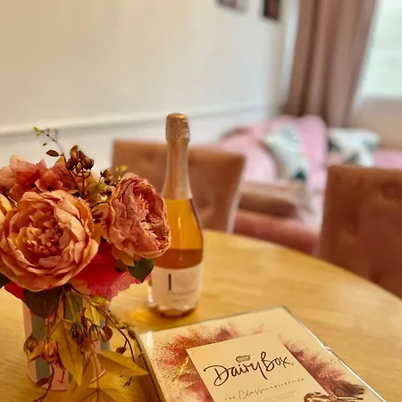 Stylish Pink Oasis In Wimbledon