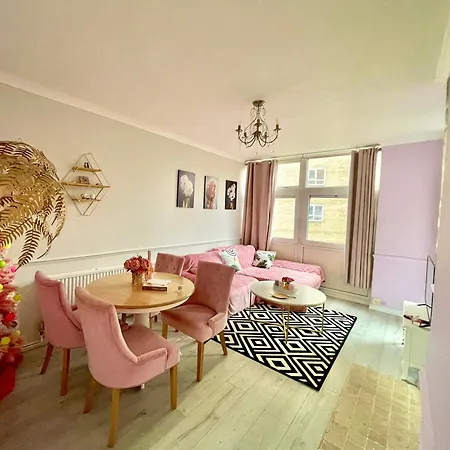 Stylish Pink Oasis In Wimbledon *