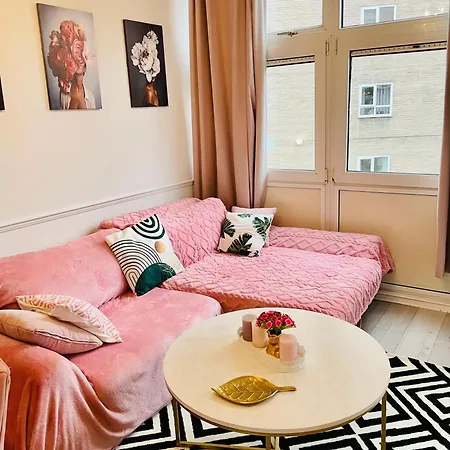 Stylish Pink Oasis In Wimbledon *