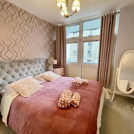 Stylish Pink Oasis In Wimbledon