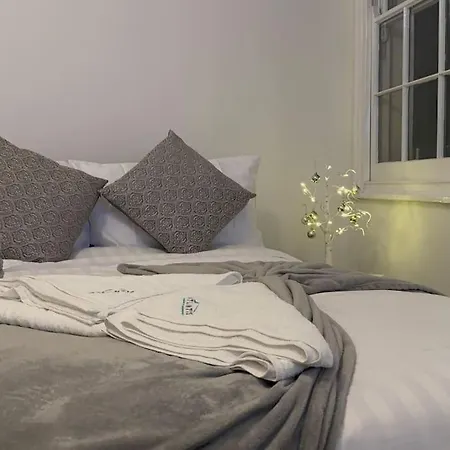 Apartment 4 Bedroom Entire Flat, Kings Cross Road *
