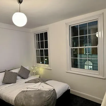 4 Bedroom Entire Flat, Kings Cross Road *
