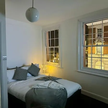 4 Bedroom Entire Flat, Kings Cross Road London