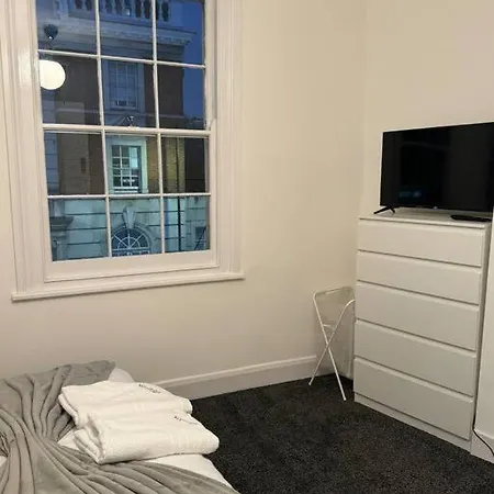 4 Bedroom Entire Flat, Kings Cross Road *