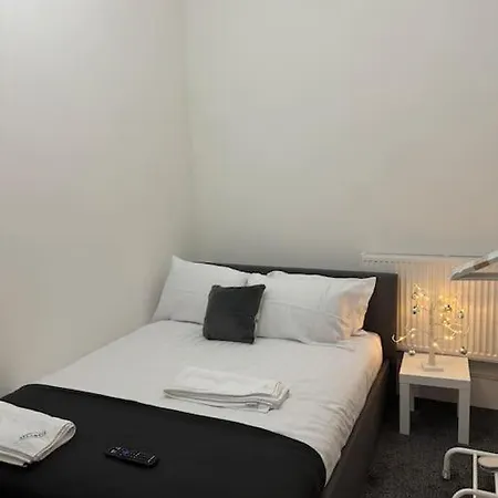 4 Bedroom Entire Flat, Kings Cross Road *