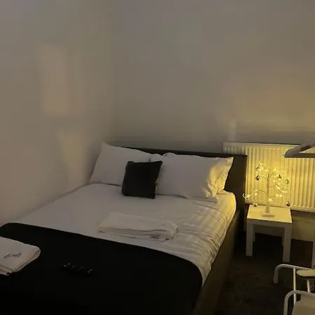 4 Bedroom Entire Flat, Kings Cross Road * London