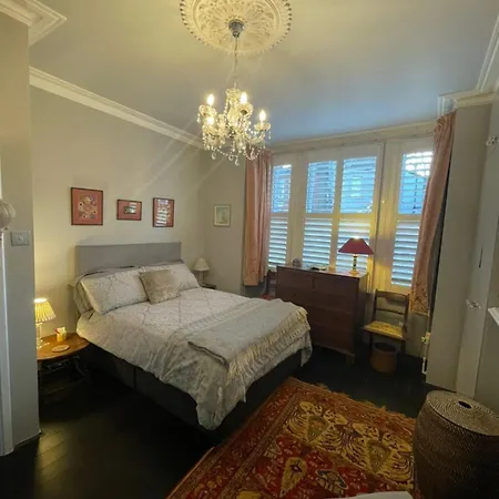 Apartment Luxurious 1 Bedroom Flat With Private Garden