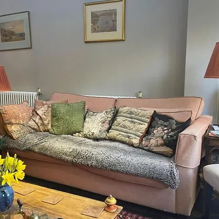 Luxurious 1 Bedroom Flat With Private Garden *