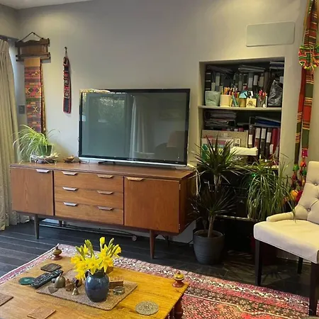 Luxurious 1 Bedroom Flat With Private Garden *
