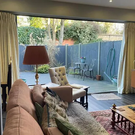 Luxurious 1 Bedroom Flat With Private Garden Apartment