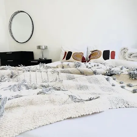Apartment 2 Bed Apartment- Finsbury Park Station C London