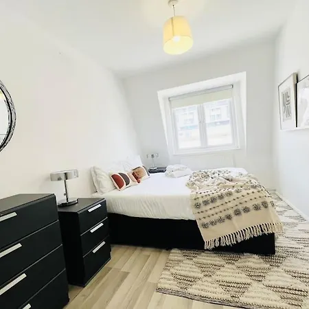 Apartment 2 Bed Apartment- Finsbury Park Station C