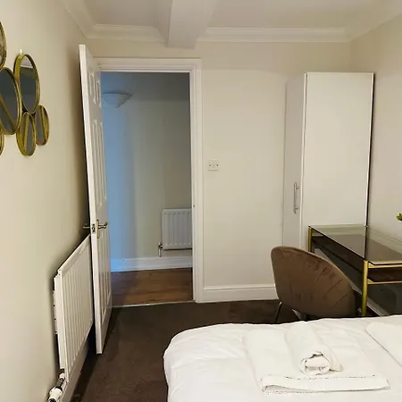 Wimbledon Elegance: 2-bedroom Retreat *