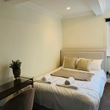 Apartment Wimbledon Elegance: 2-bedroom Retreat