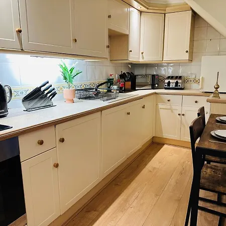 Wimbledon Elegance: 2-bedroom Retreat